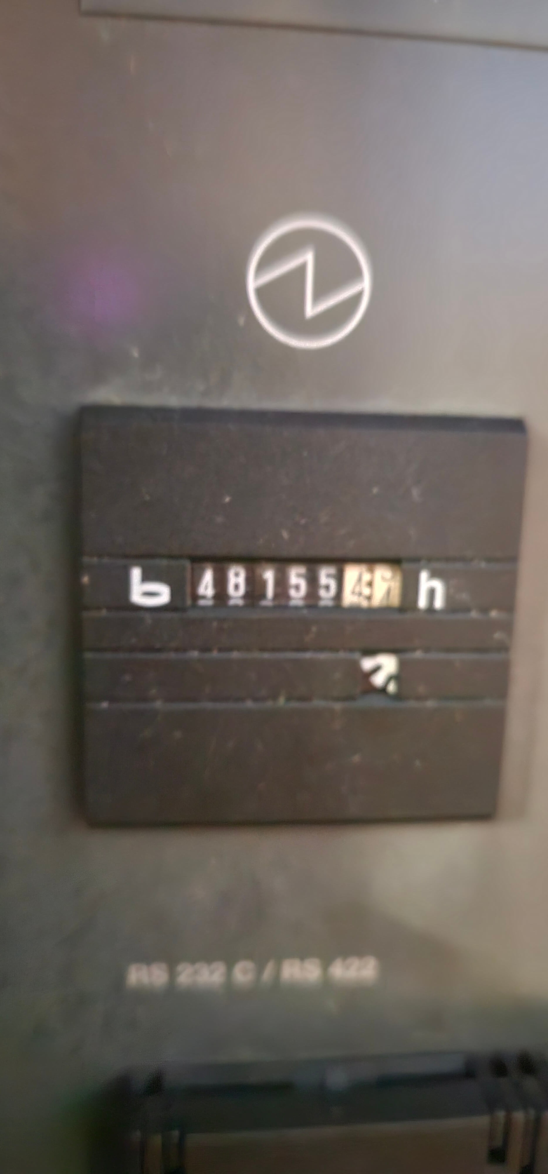 Nahaufnahme eines alten Betriebsstundenzählers, der 48155,4 Stunden anzeigt, mit RS 232 C / RS 422 Beschriftung darunter.