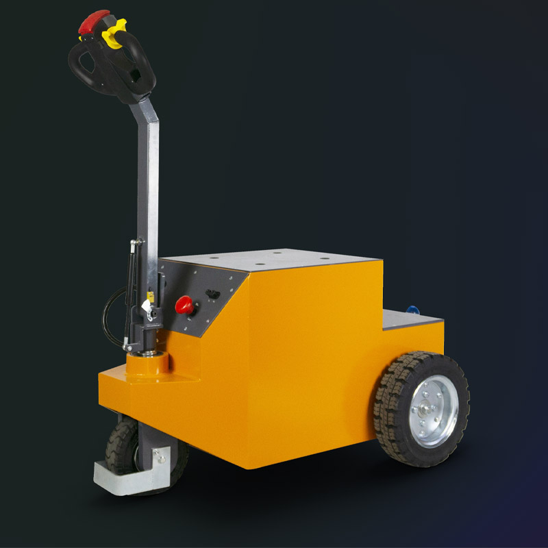 Gelber elektrischer Schlepper auf dunklem Hintergrund, geeignet für das Ziehen schwerer Lasten