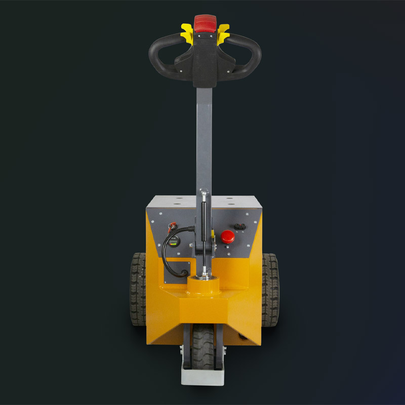 Vorderansicht eines gelben elektrischen Schleppers mit Lenker und Bedienelementen