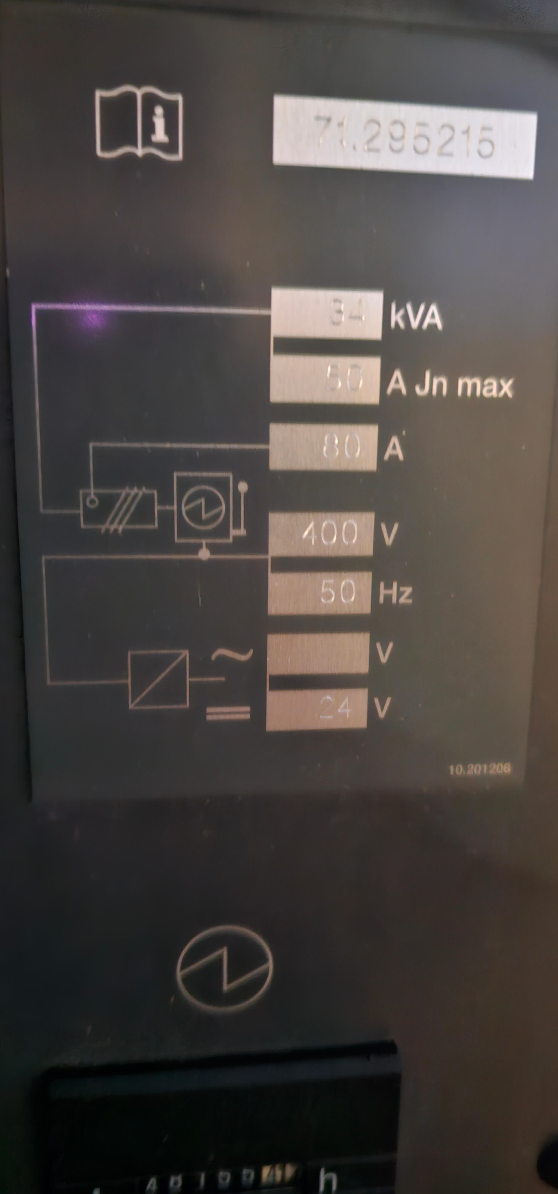 Detailaufnahme einer elektrischen Schalttafel mit technischen Angaben wie 3,4 kVA, 50 A Jn max, 80 A, 400 V, 50 Hz, und 24 V.