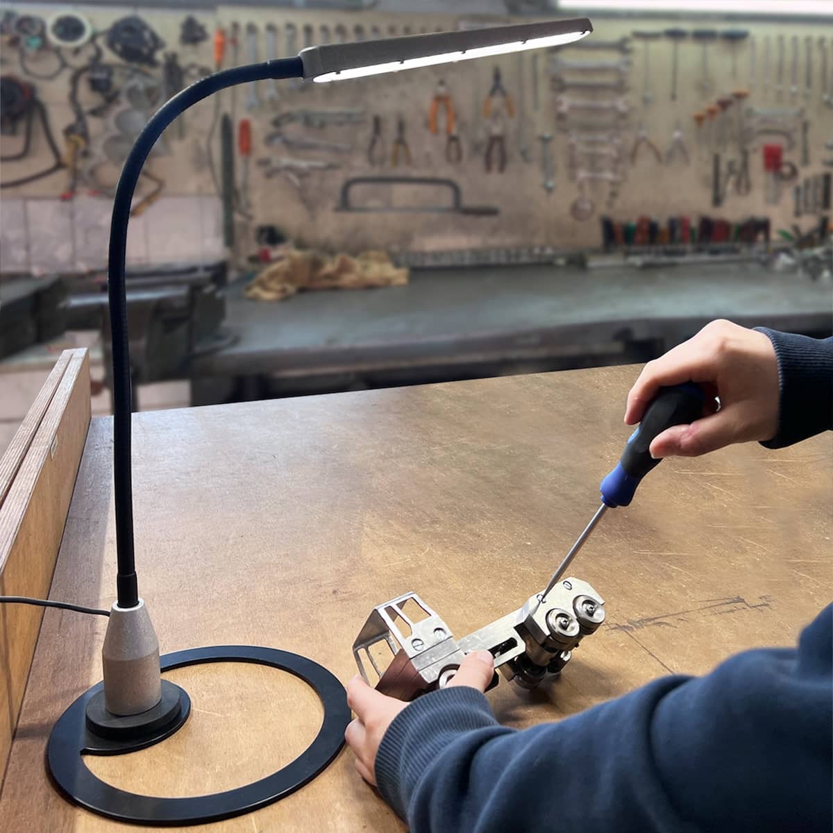 Bauer & Böcker LED-ARBEITSLEUCHTE "SILHOUETTE"