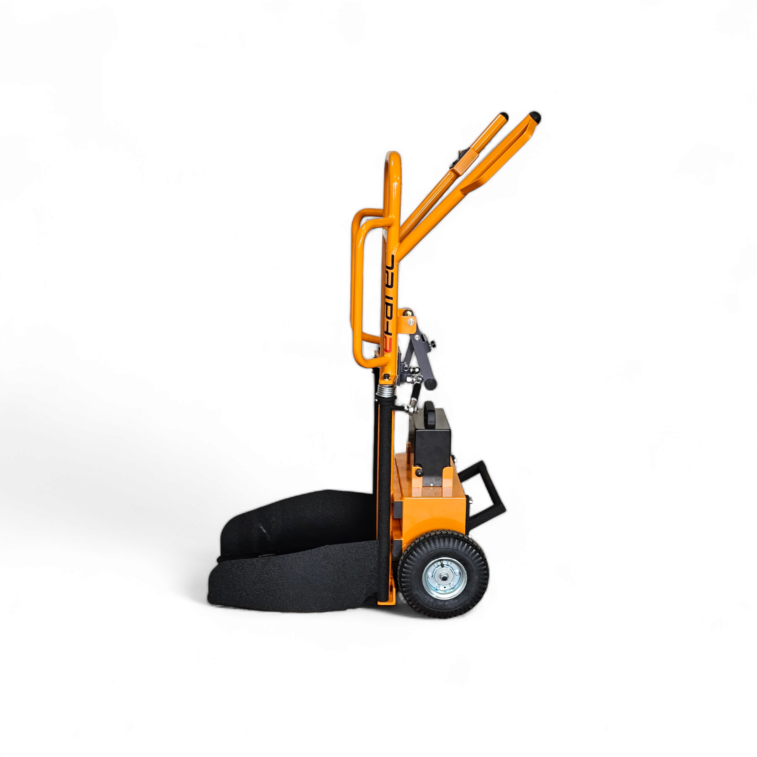 Seitenansicht der efatec Kuli K3 elektrischen Transportkarre in einer Lagerhalle bei dif-shop"
