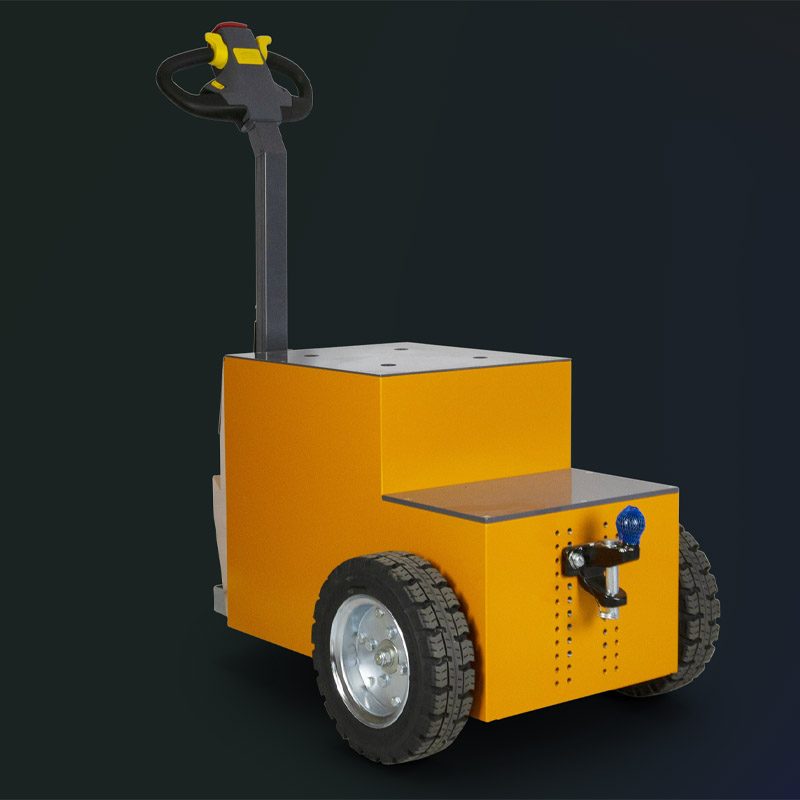 Gelber elektrischer Schlepproboter mit Griffsteuerung und zwei großen Rädern vor dunklem Hintergrund